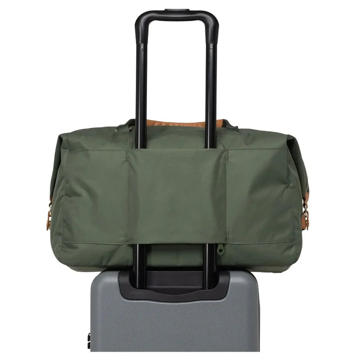 Op koffer van de Herschel Maia weekender Thyme #kleur_thyme