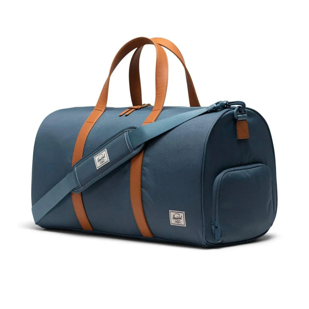 Zijkant Herschel Novel duffle lichtblauw #kleur_lichtblauw
