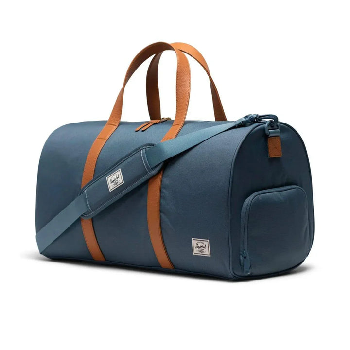 Zijkant Herschel Novel duffle lichtblauw #kleur_lichtblauw