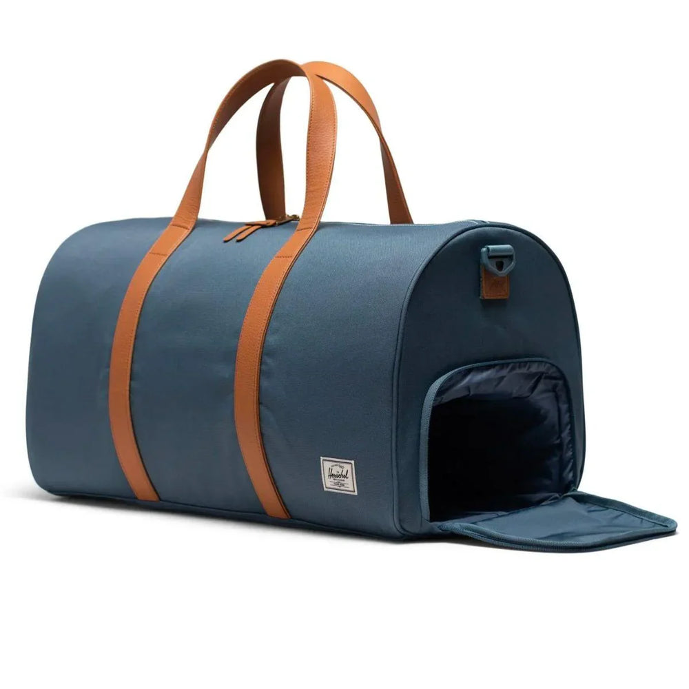 Zijkant Herschel Novel duffle lichtblauw #kleur_lichtblauw
