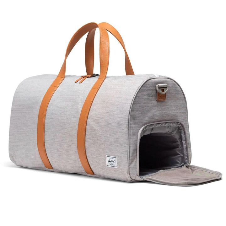 Zijkant Herschel Novel duffle lichtgrijs #kleur_lichtgrijs