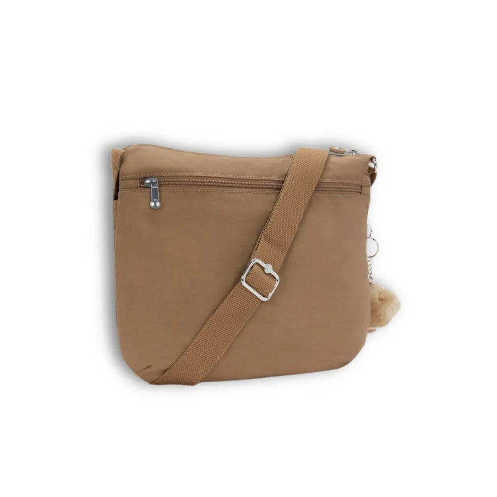 Achterkant van de Kipling Arto early-tan #kleur_early-tan