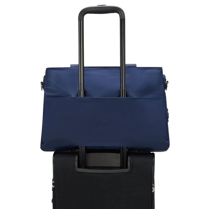 De Kipling Elysia work dames werktas 15,6 inch infinite-blue op een koffer #kleur_infinite-blue