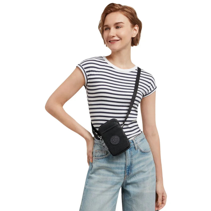 Op model Kipling Tally signature print #kleur_black