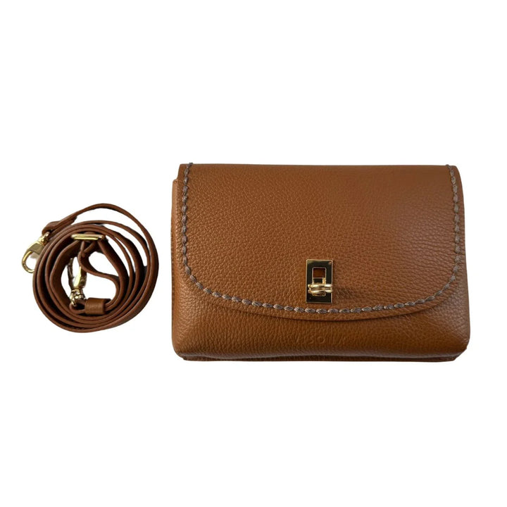 Voorkant op model met schouderriem #kleur_cognac