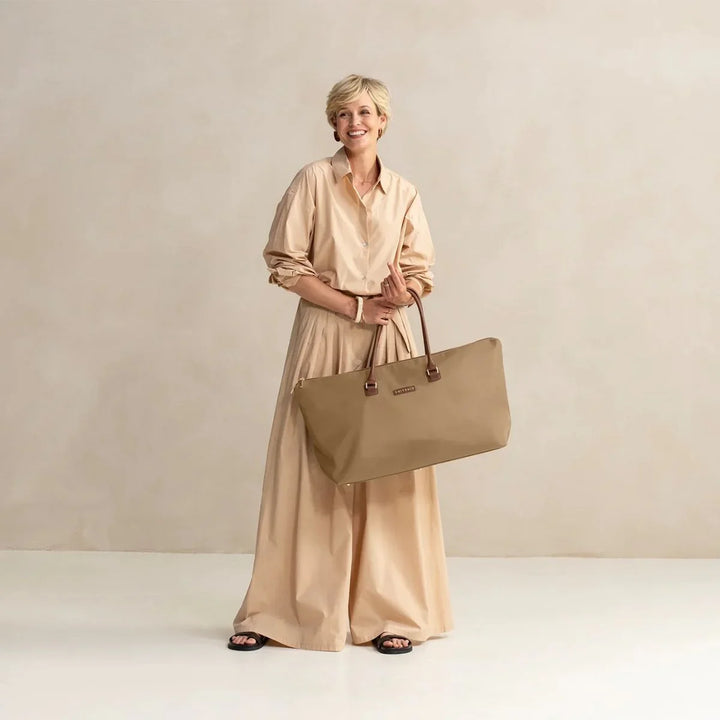 De Suitsuit travel tote cuban-sand in gebruik #kleur_cuban-sand