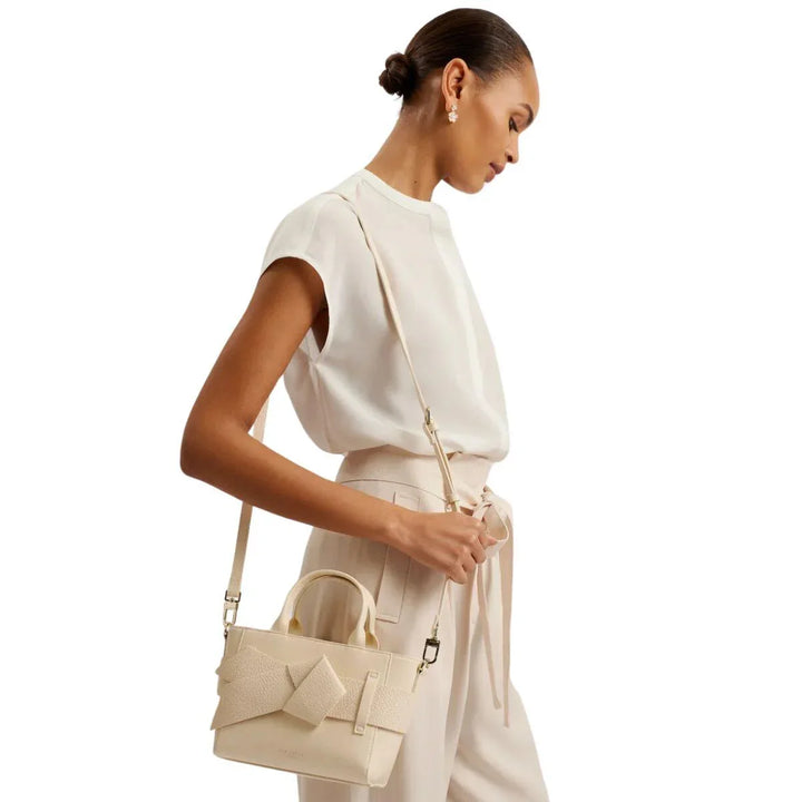 Op model Ted Baker | Jimisie mini Bow | Leren Handtas cream #kleur_cream