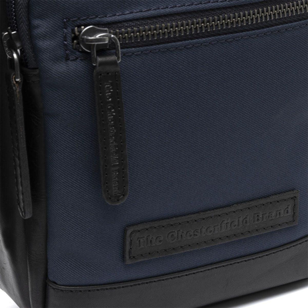 Voorkant van the Chesterfield Karlstad Nylon schoudertas navy #kleur_navy