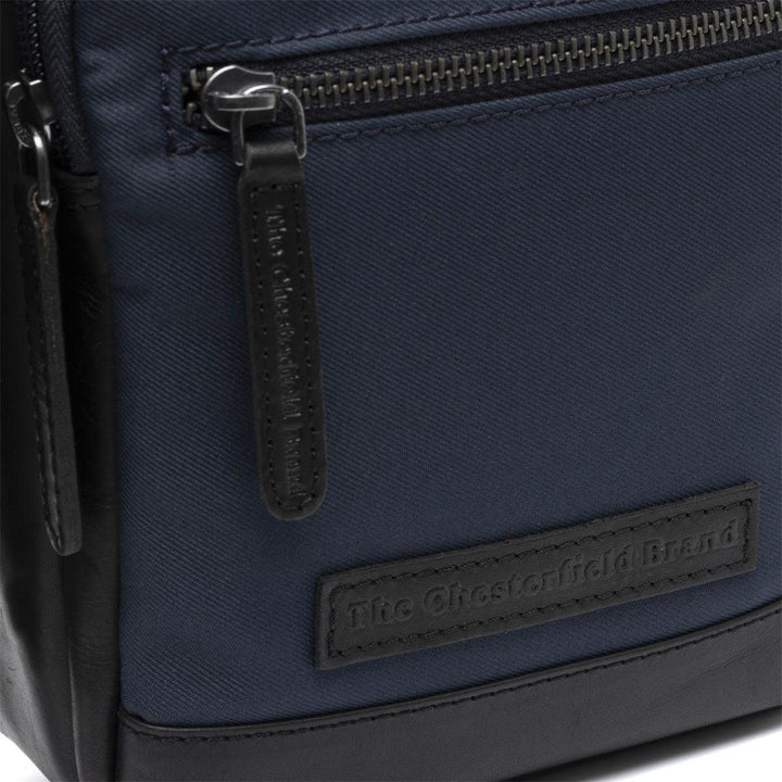 Voorkant van the Chesterfield Karlstad Nylon schoudertas navy #kleur_navy