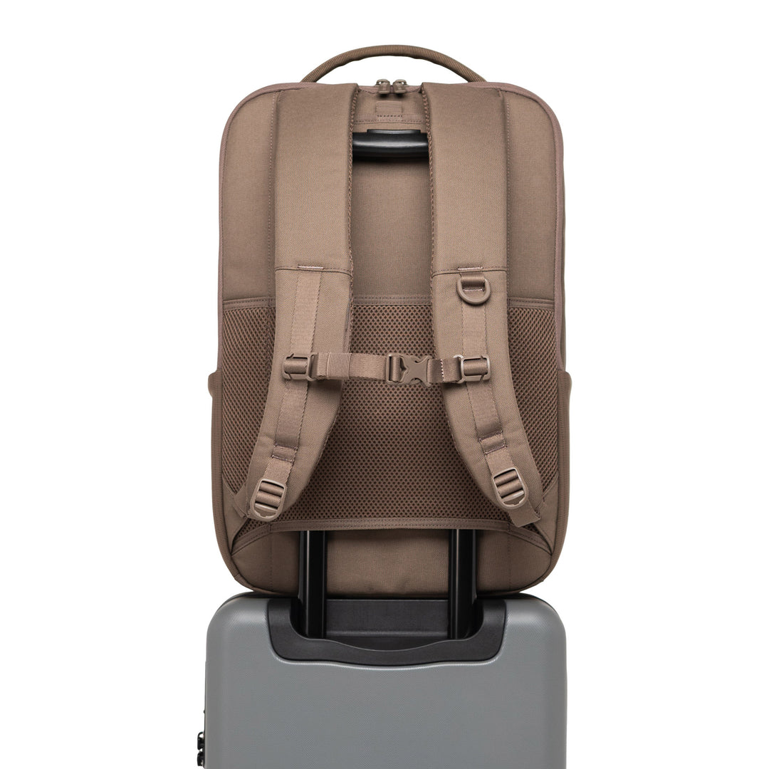 Herschel Kaslo Tech laptoprugzak op een koffer #kleur_light-brown