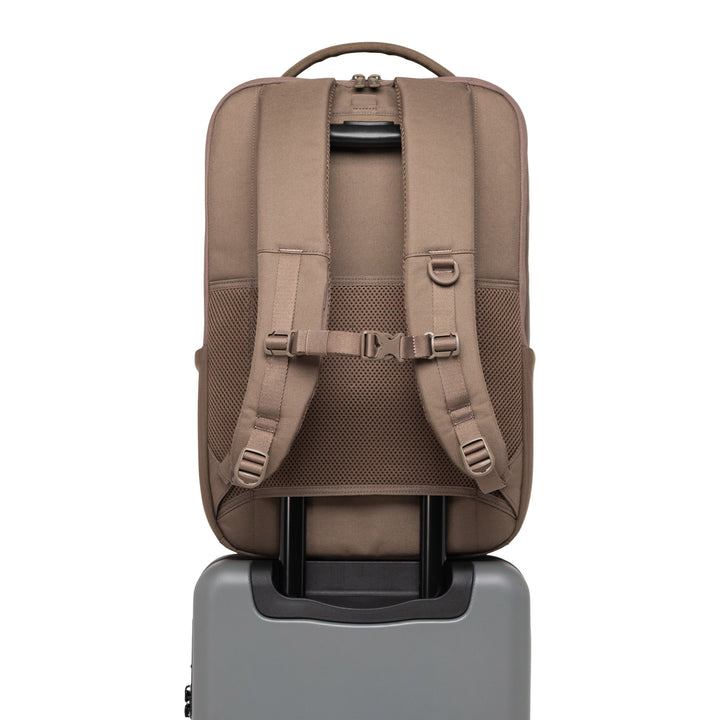Herschel Kaslo Tech laptoprugzak op een koffer #kleur_light-brown