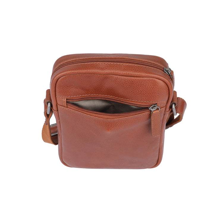 Achterkant van de Sparwell Savion Crossbodytas cognac #kleur_cognac