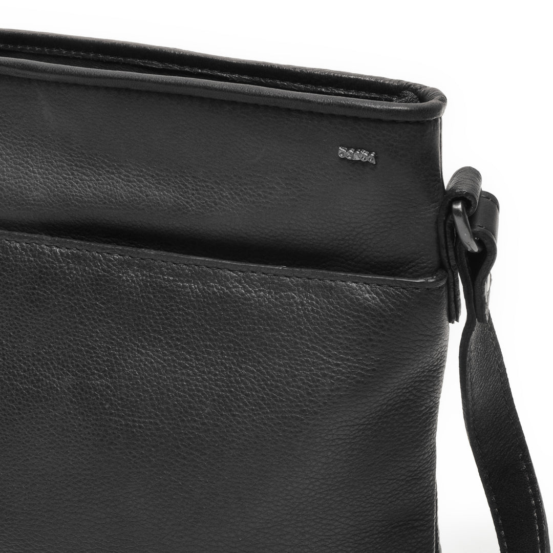 Details van het materiaal van de Berba Lucca 335-440 crossover tas zwart #kleur_zwart
