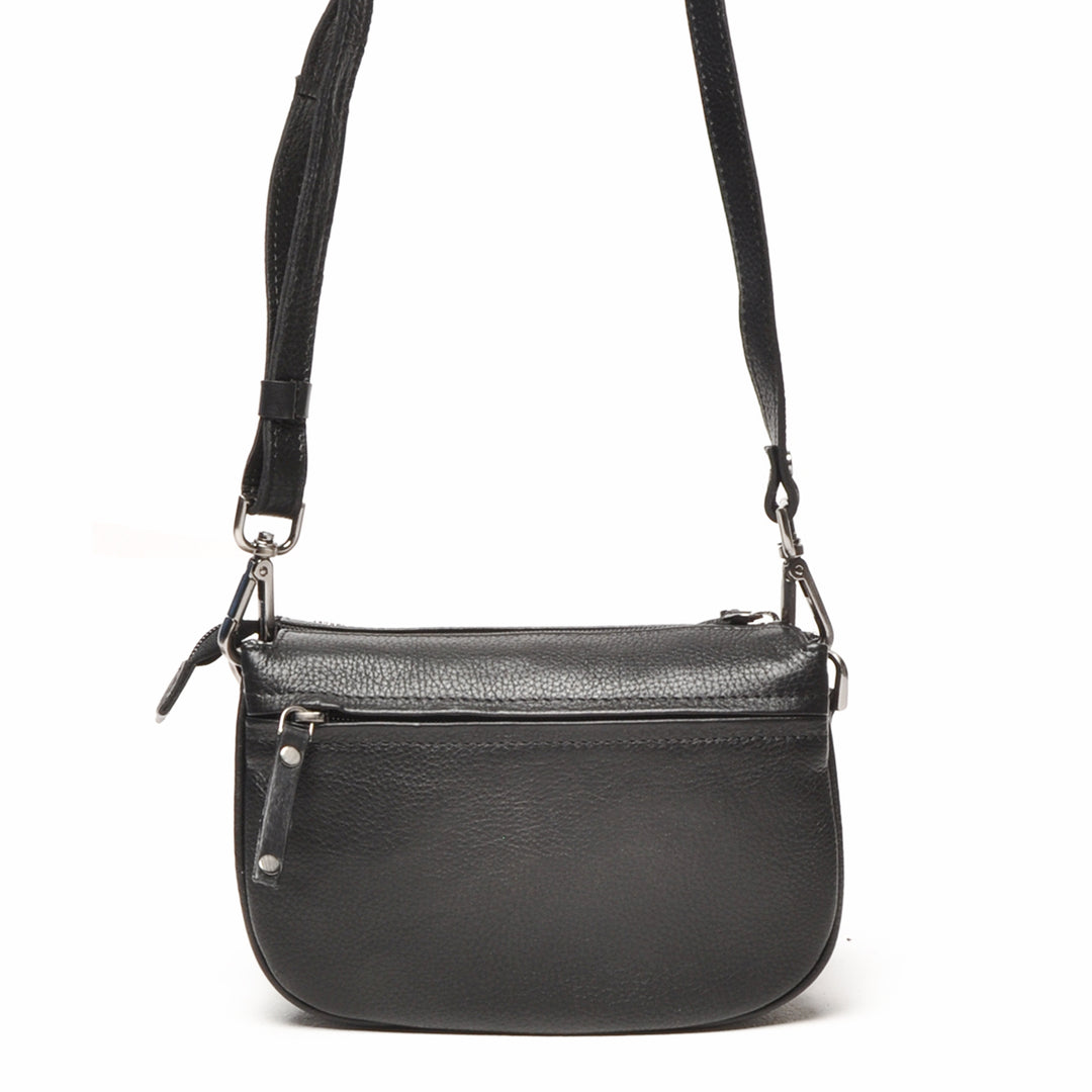 Achterkant van de Berba crossover tas in de kleur zwart #kleur_zwart