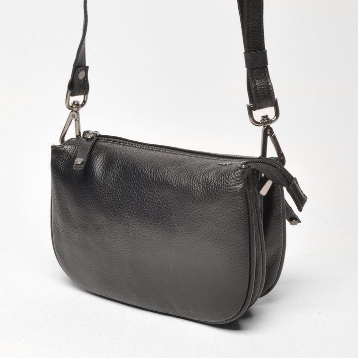 Voorzijde van de Berba crossover tas in de kleur zwart #kleur_zwart