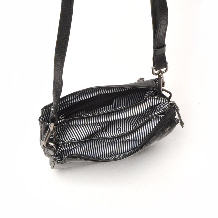 Binnenkant van de Berba crossover tas in de kleur zwart #kleur_zwart