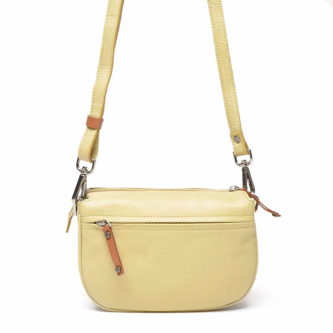 Achterkant van de Berba crossover tas in de kleur banana #kleur_banana