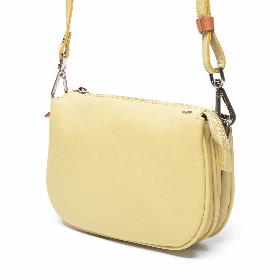 Voorzijde van de Berba crossover tas in de kleur banana #kleur_banana