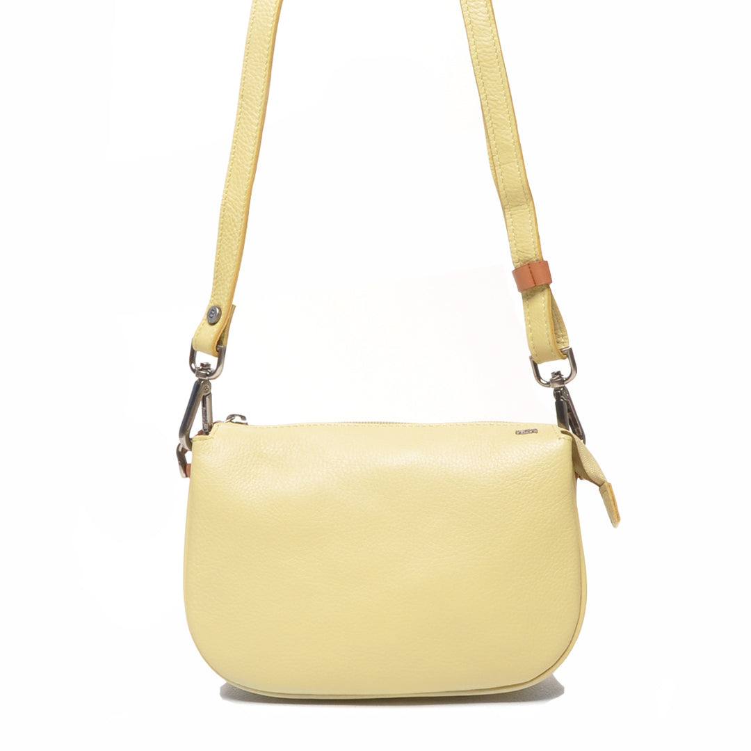 Voorkant van de Berba crossover tas in de kleur banana #kleur_banana