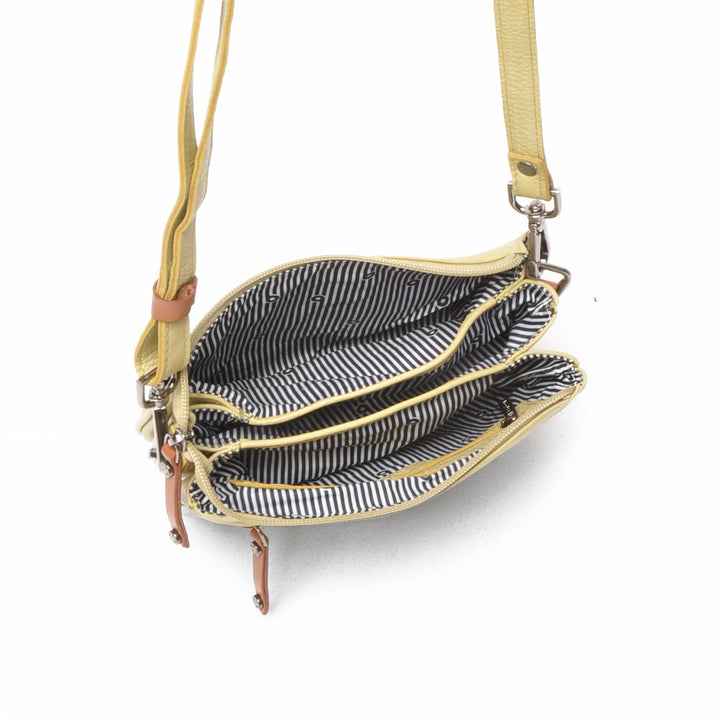 Binnenkant van de Berba crossover tas in de kleur banana #kleur_banana