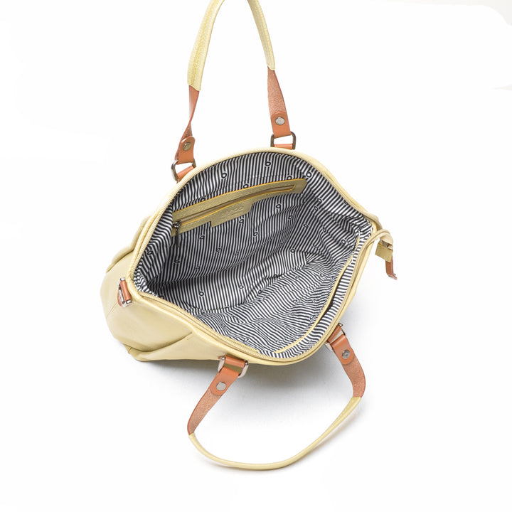 Binnenkant van de Berba leren handtas in de kleur banana #kleur_banana