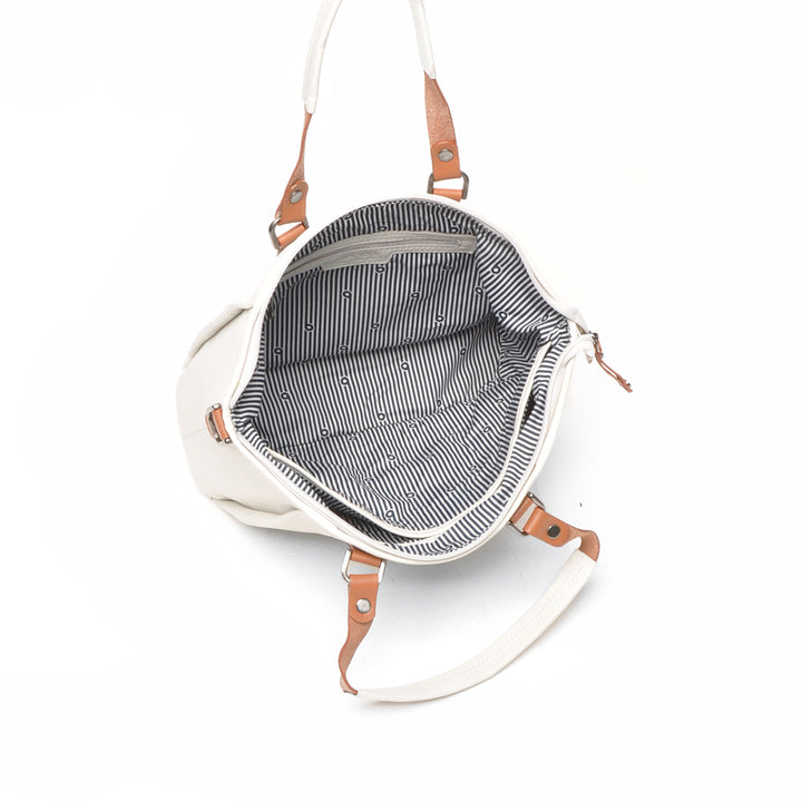 Binnenkant van de Berba leren handtas in de kleur pebble #kleur_pebble