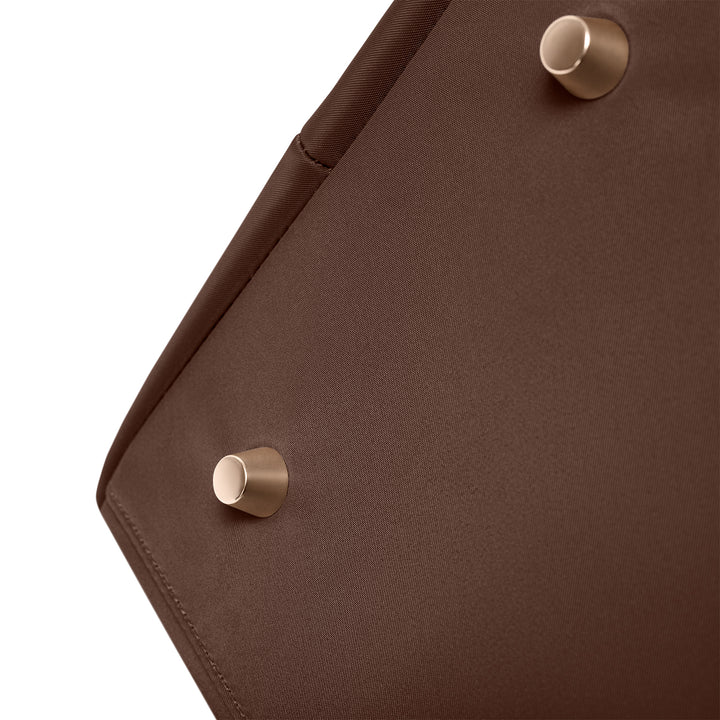 Details van de onderkant van de Serenity travel tote in chocolade #kleur_chocolade