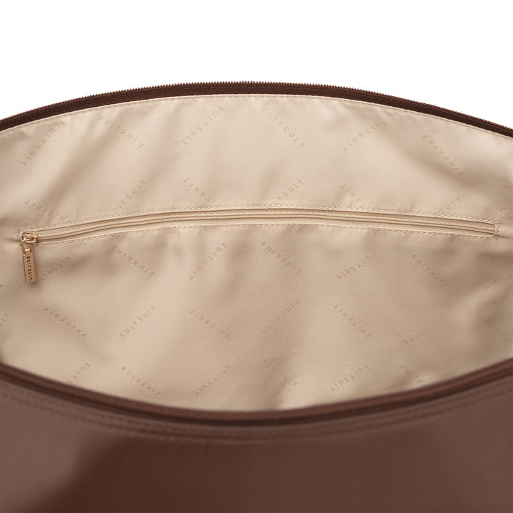 Binnenkant van de Serenity travel tote in chocolade #kleur_chocolade