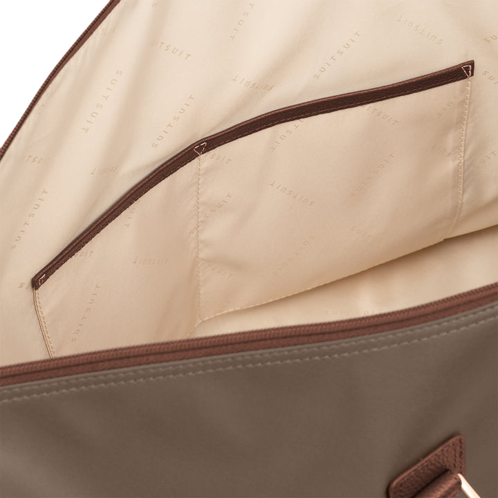 Binnenkant van de Serenity travel tote in moon-stone #kleur_moon-stone