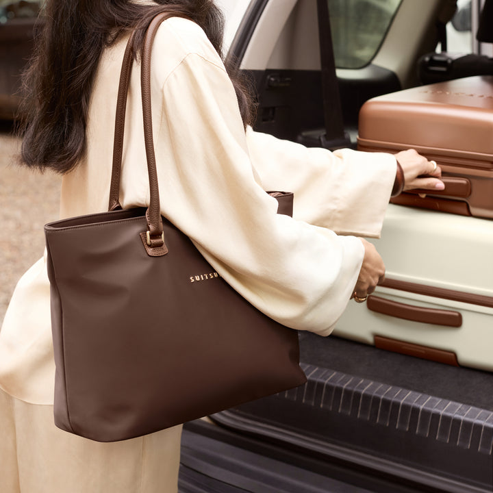 De SUTISUIT daily tote in gebruik #kleur_chocolade