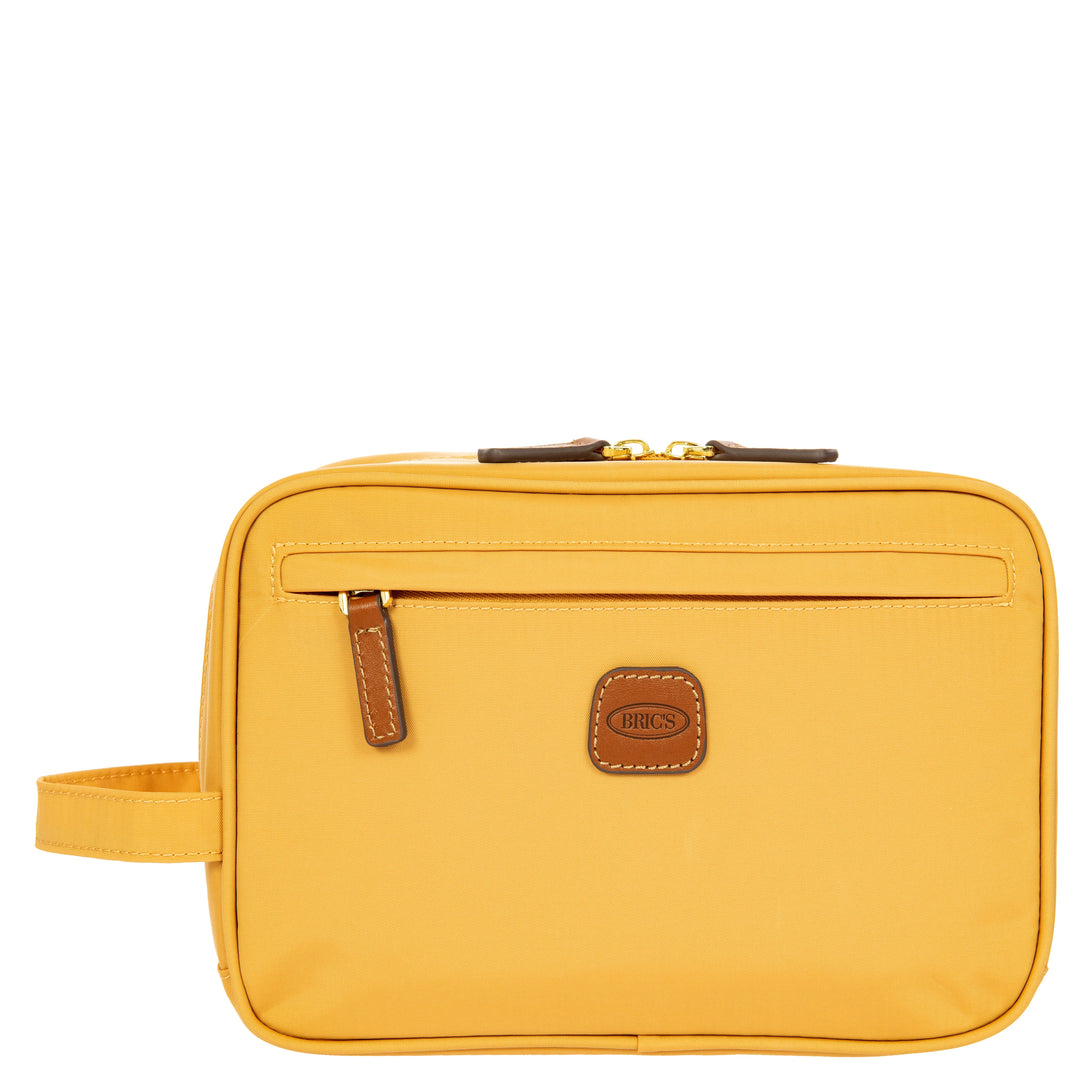 Voorkant van de Bric's toilettas in honey #kleur_honey