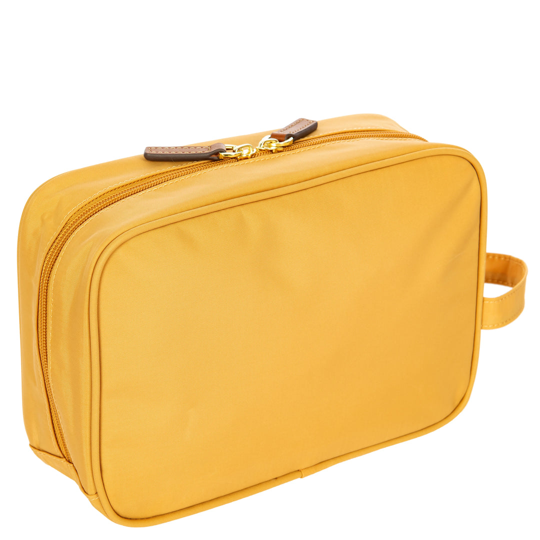 Achterkant van de Bric's toilettas in honey #kleur_honey