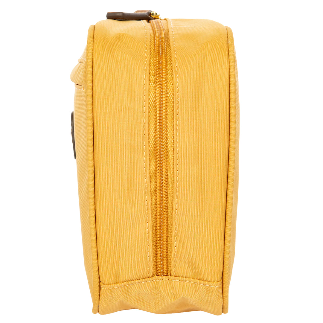 Zijkant van de Bric's toilettas in honey #kleur_honey