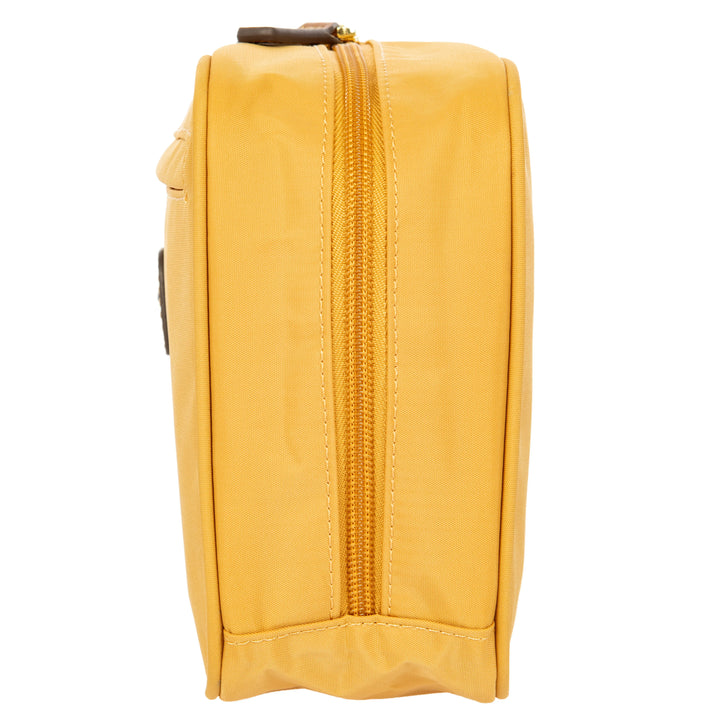 Zijkant van de Bric's toilettas in honey #kleur_honey