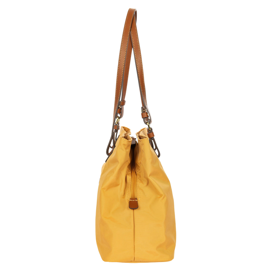Zijkant van de Bric's handtas 45282 in honey #kleur_honey