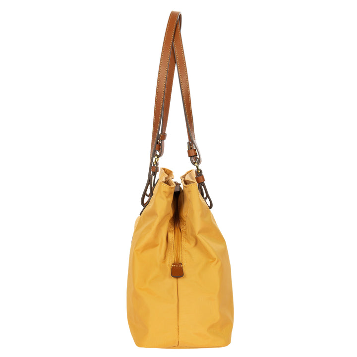 Zijkant van de Bric's handtas 45282 in honey #kleur_honey