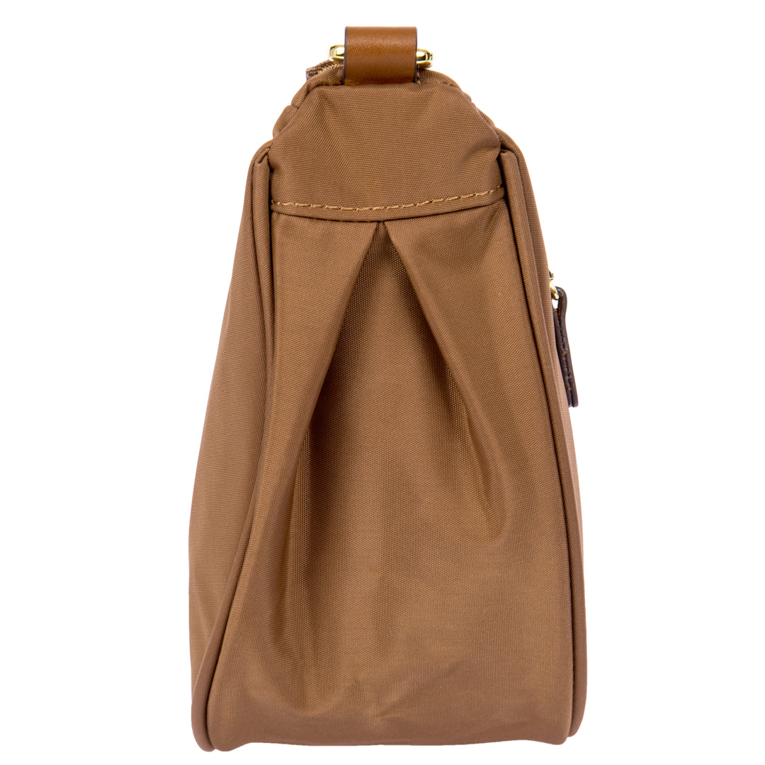 Zijkant van de Bric's halfmoon bag #kleur_brownie