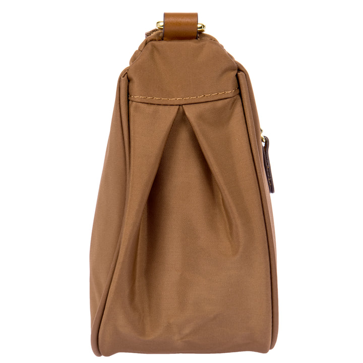 Zijkant van de Bric's halfmoon bag #kleur_brownie