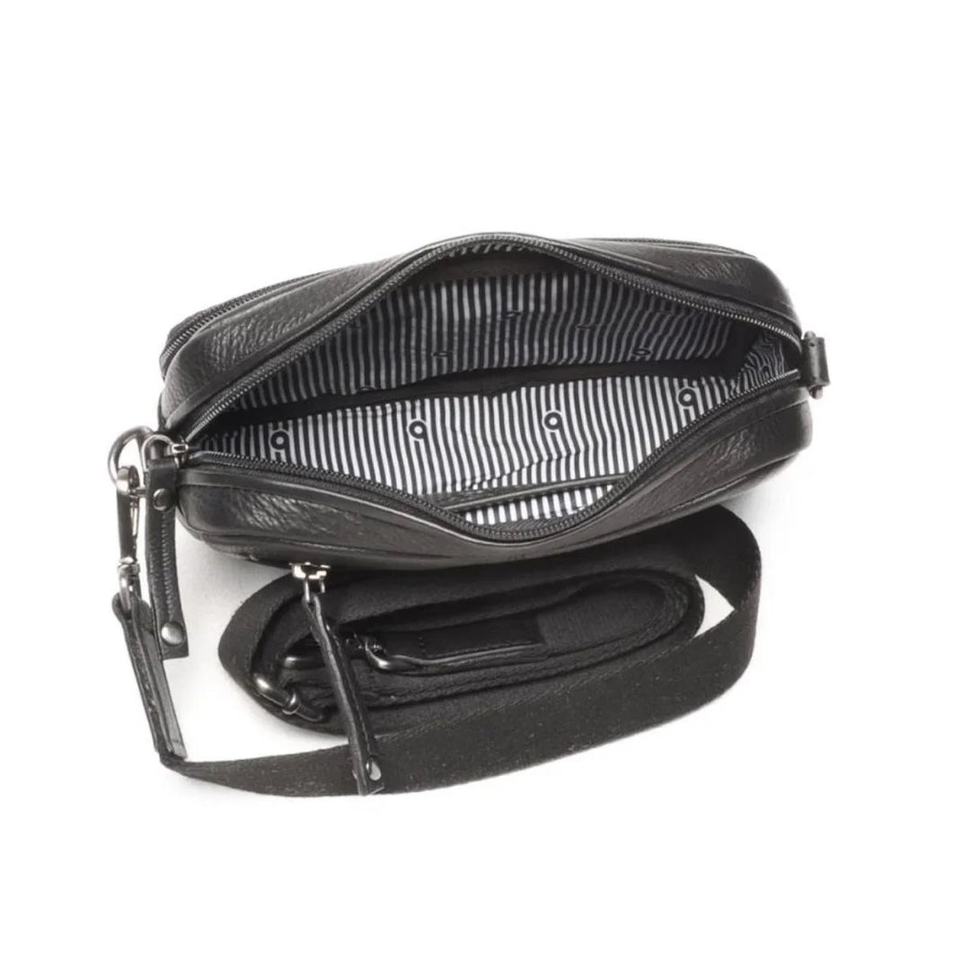 Binnenkant van de Berba 335-055 crossover tas zwart #kleur_zwart