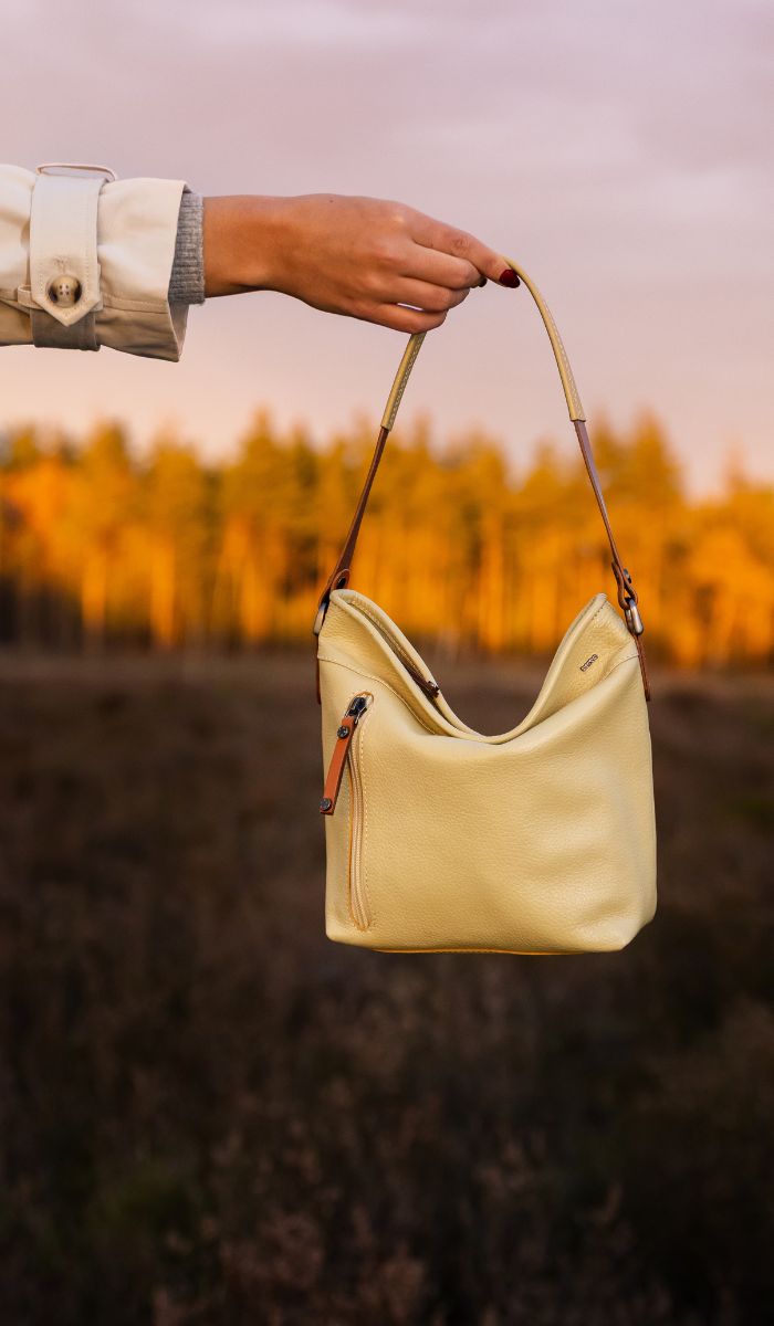 Campagne foto met de tas in Banana kleur uit de Elba collectie van Berba 