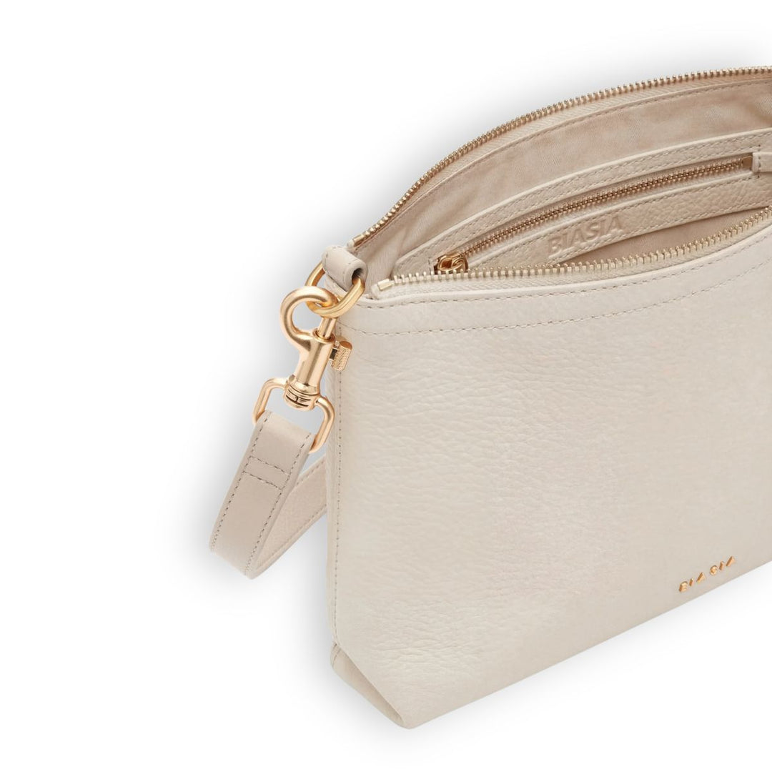 Binnenkant van de BIBP9FA01 leren crossover flat bag in het beige #kleur_beige
