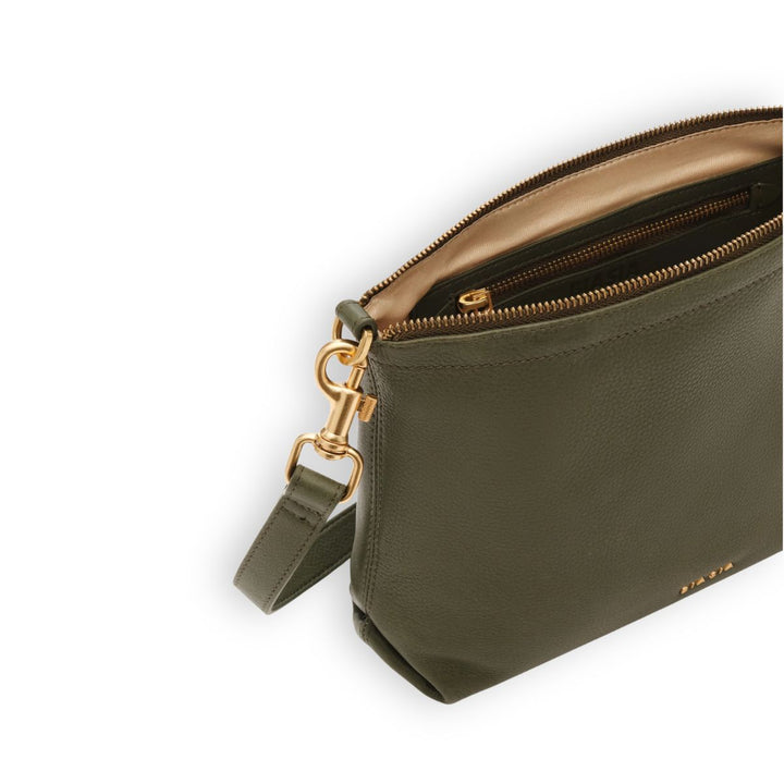 Binnenkant van de BIBP9FA01 leren crossover flat bag in het donkergroen #kleur_donkergroen