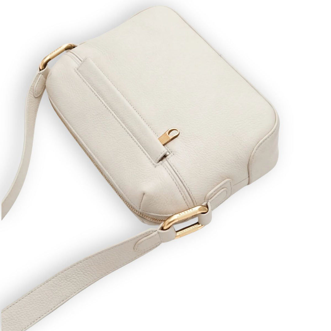 Achterkant van de BIBP9E506 dames crossover in het beige #kleur_beige