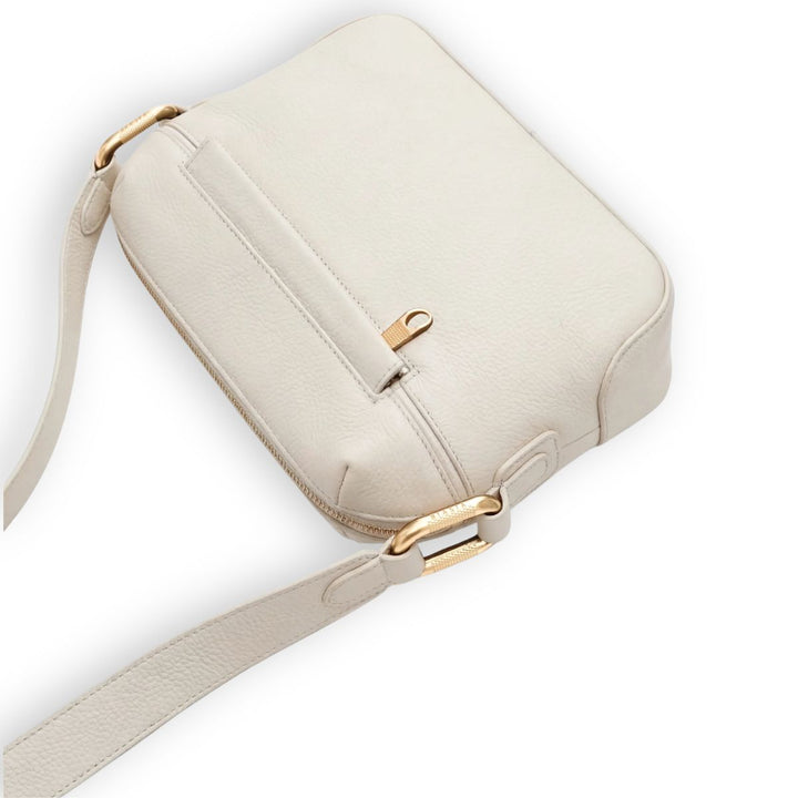 Achterkant van de BIBP9E506 dames crossover in het beige #kleur_beige