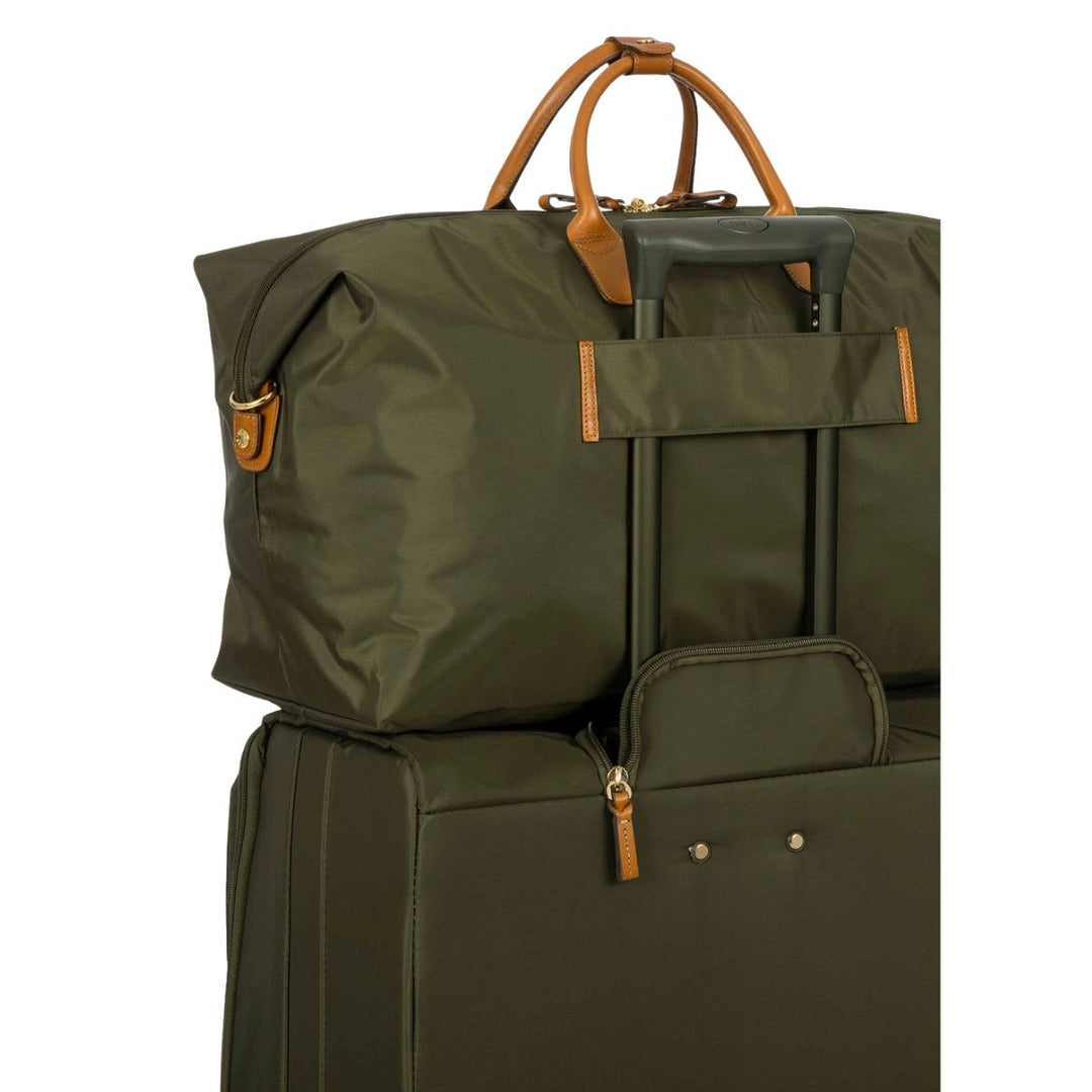 De Bric's 40202 op een koffer #kleur_olijf