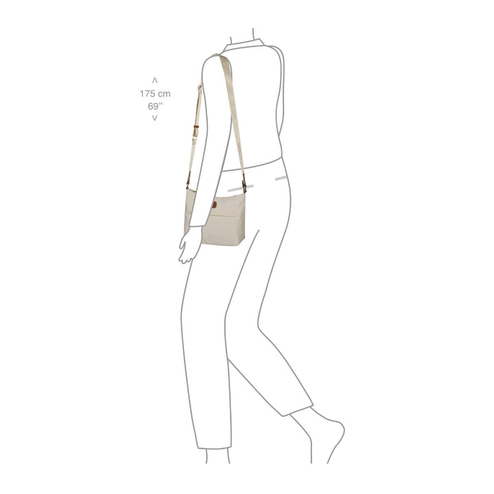 Op model van de Bric's X-collection 45056 crossbodytas beige #kleur_beige