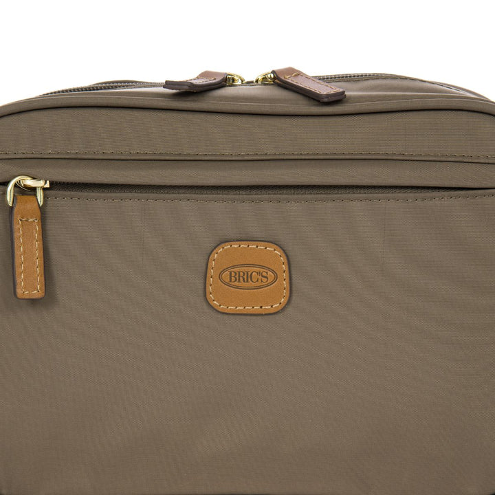 Details van het materiaal van de Bric's Toilettas uit de X-collection in de kleur nut #kleur_nut 