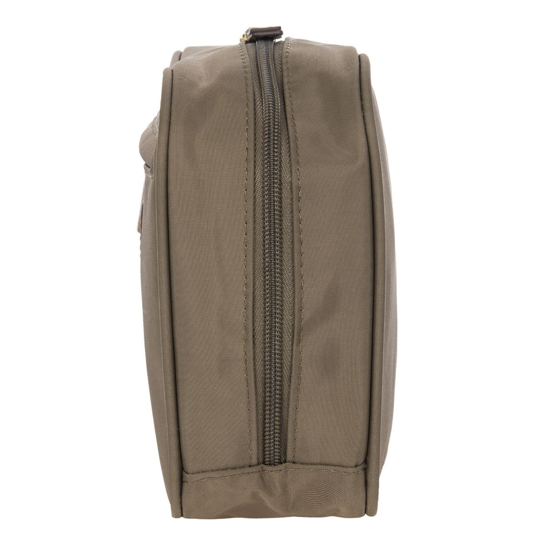 Zijkant van de Bric's Toilettas uit de X-collection in de kleur nut #kleur_nut 