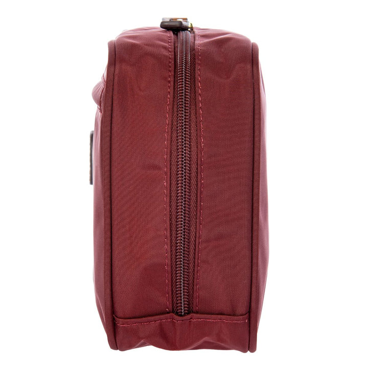 Zijkant van de Bric's Toilettas uit de X-collection in de kleur bordeaux #kleur_bordeaux