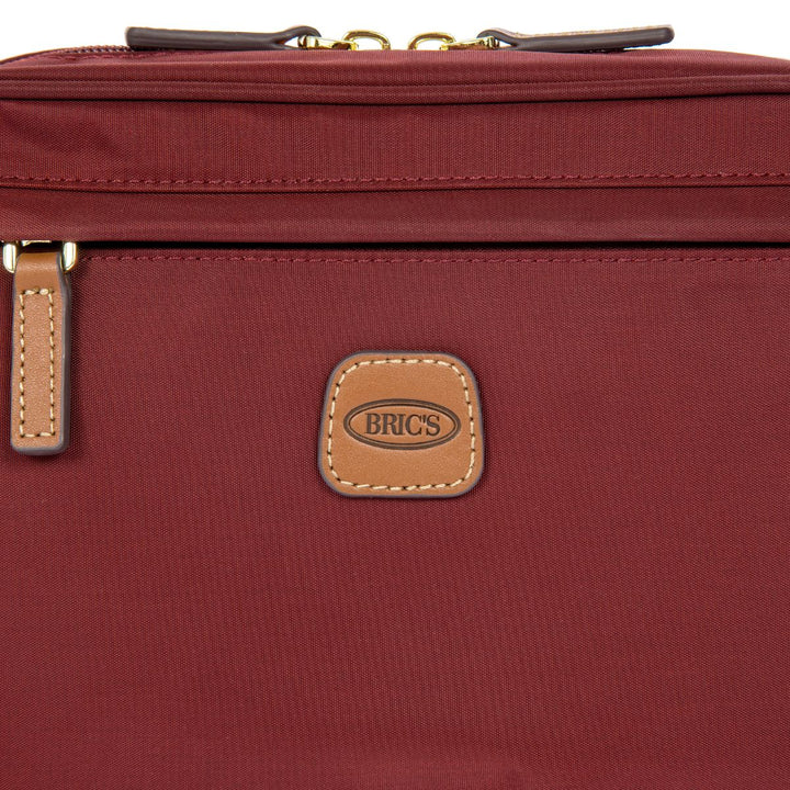 Details van het materiaal van de Bric's Toilettas uit de X-collection in de kleur bordeaux #kleur_bordeaux